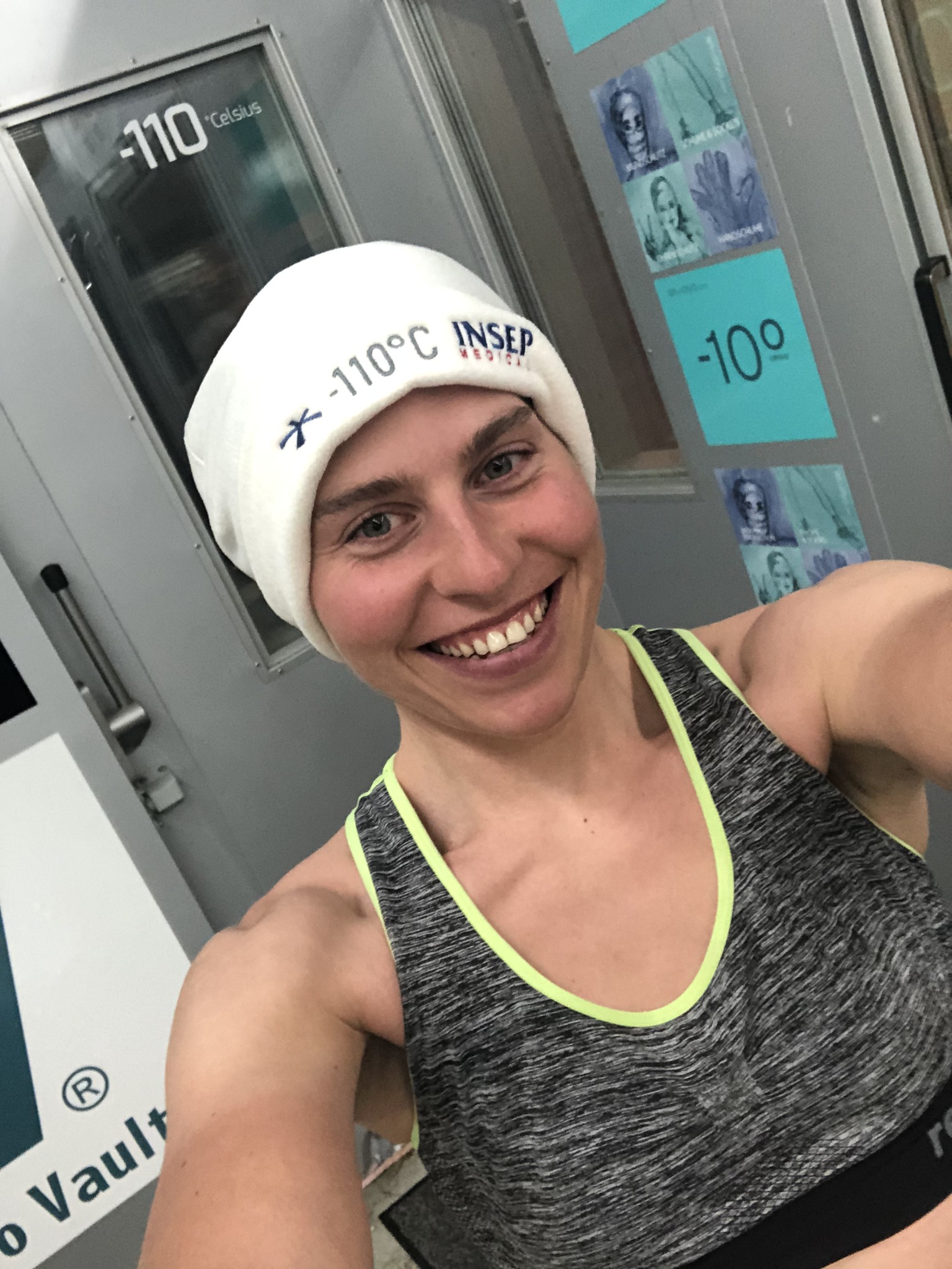Elisabeth Brandau in der −110 °C-Kältekammer